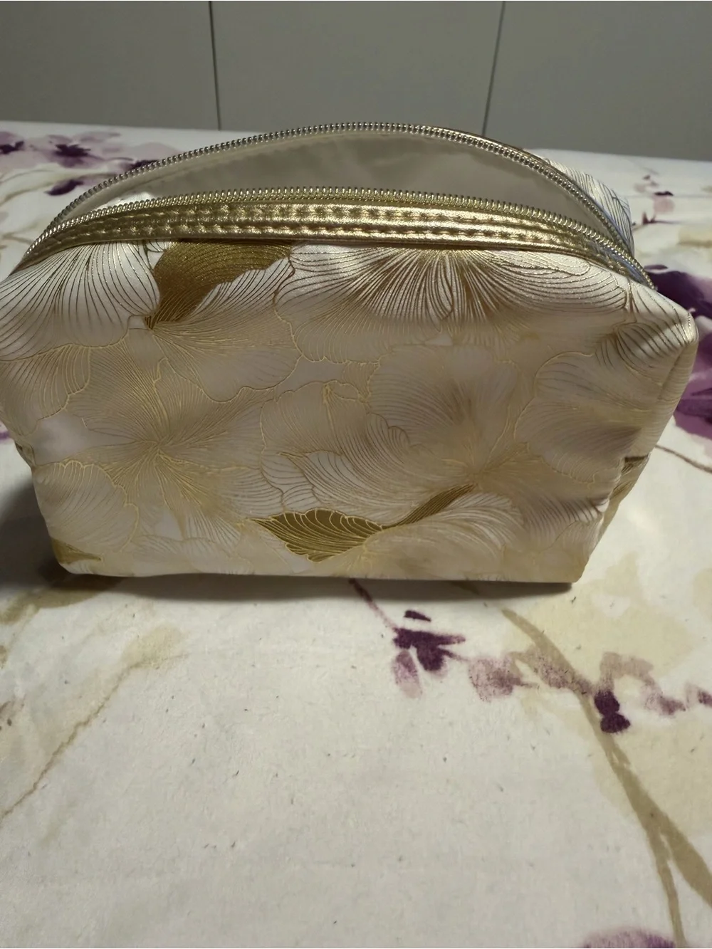New Estée Lauder Elegant Cream & Gold Floral Cosmetic Pouch